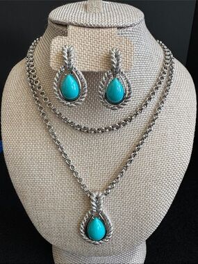 VTG 1972 Avon Faux Turquoise Teardrop Necklace & Clip-on Earrings Jewelry Set